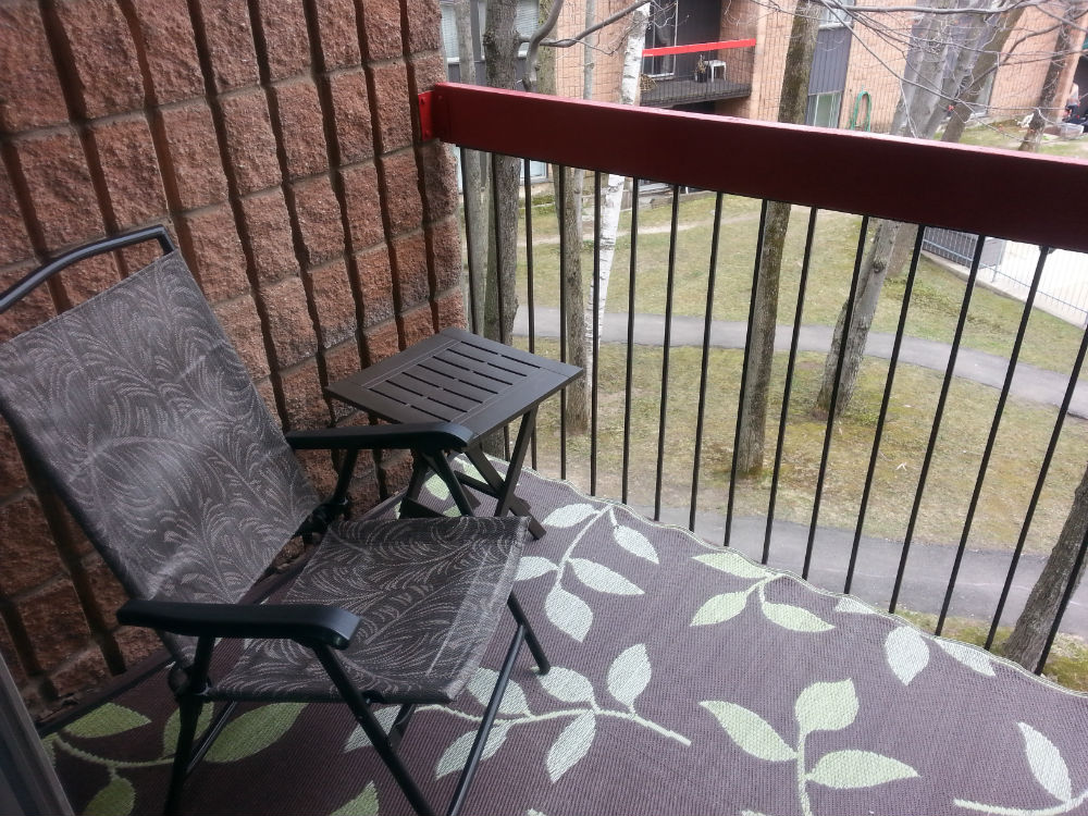 Balcon vue sur la piscine et les arbres