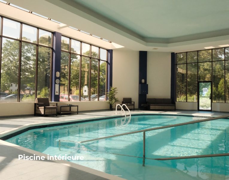 Piscine intérieure chauffée avec sauna