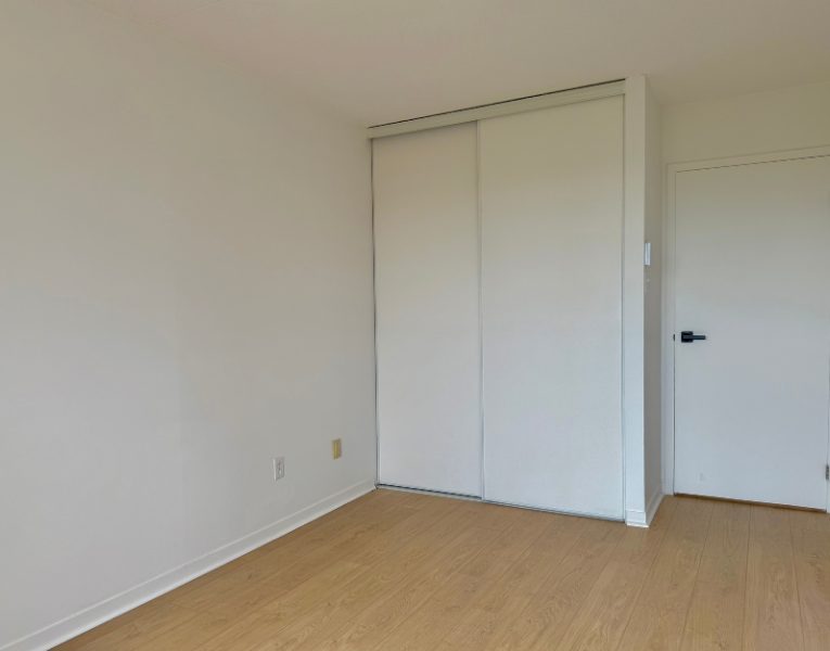 Chambre avec rangement