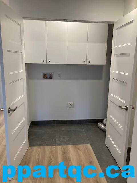 Laveuse-sécheuse encastrée avec espace de rangement