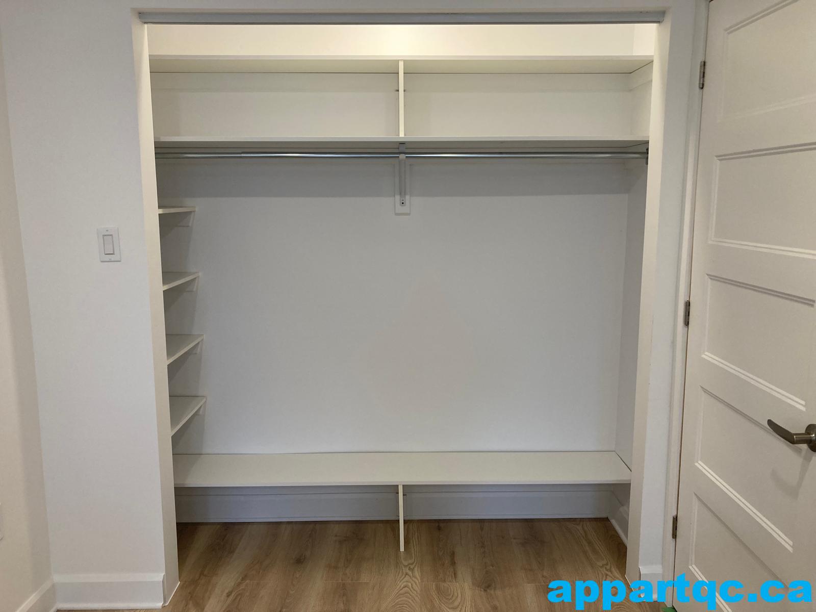 Grand garde-robe dans chaque chambre avec lumière et tablettes